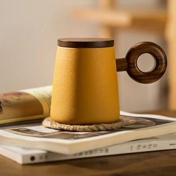Креативните керамични чаши с кръгла дръжка от черен орех с капак, Скъпа голям капацитет, атрактивен външен вид, ретро-чаша, чаши за кафе, подарък за двойки