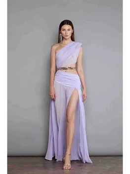 Новост за ХАЙ СТРИЙТ 2023, с модерна и стилна дизайнерска дамски модел, с наклонена на веригата на рамото си и нередовни разрезным рокля