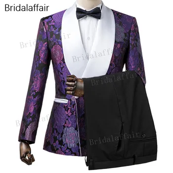 Прекрасен нов дизайн, изработена по поръчка смокинг на младоженеца, лилаво мъжки костюм с флорални принтом за сватба, мъжки костюми от 2 теми (яке + черни панталони)