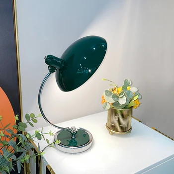 Спалня минималистичная ретро настолна лампа малка странична масичка в спалнята